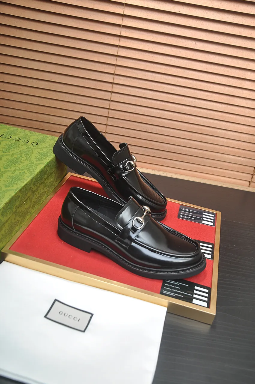 Men's shoes💰540💶Italy's top luxury men's shoe giant (GUCCI) (Gucci) (full cowhide lining) new arrival🍃Original European style🔰 Pleasant to the eye😍In order to make the shoes more durable and non-deformable🌀The production continues to follow traditional methods but there is still no lack of innovation💪Choose original sheepskin for the leather♻️ Smooth and natural And extra bright ⭐Made of imported cowhide, the first choice of rich people 38-45 (45 customized)